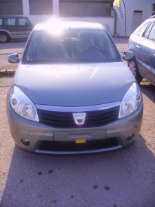 dacia-sandero-front-grau