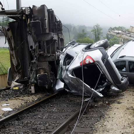 kaputter-dacia-bei-zug-unfall