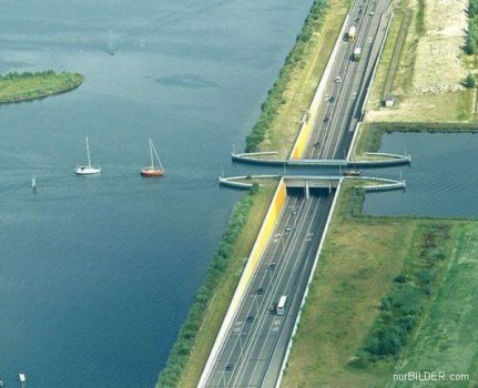 strase-mit-brucke-fur-schiffe-tunnel