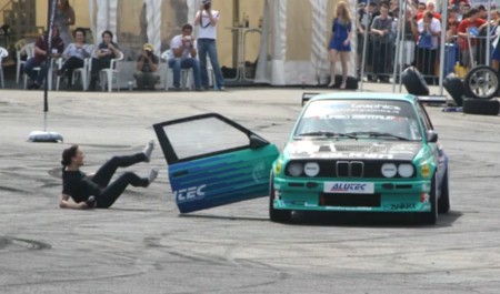 lina-van-de-mars-fallt-bei-driftshow-aus-dem-auto