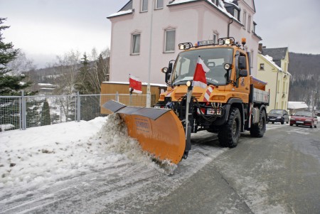 Räumdienst im Einsatz Winter Schnee Matsch Salz Fahrzeug