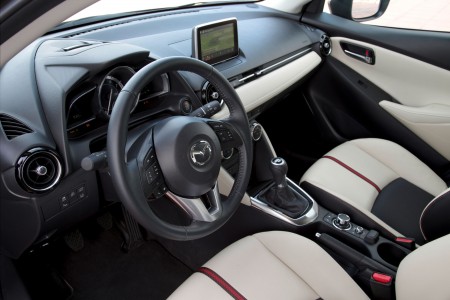 Mazda2_2015_Cockpit